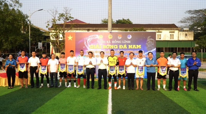 Hồng Lĩnh: Khai mạc giải bóng đá nam chào mừng Tháng Công nhân và các ngày lễ lớn